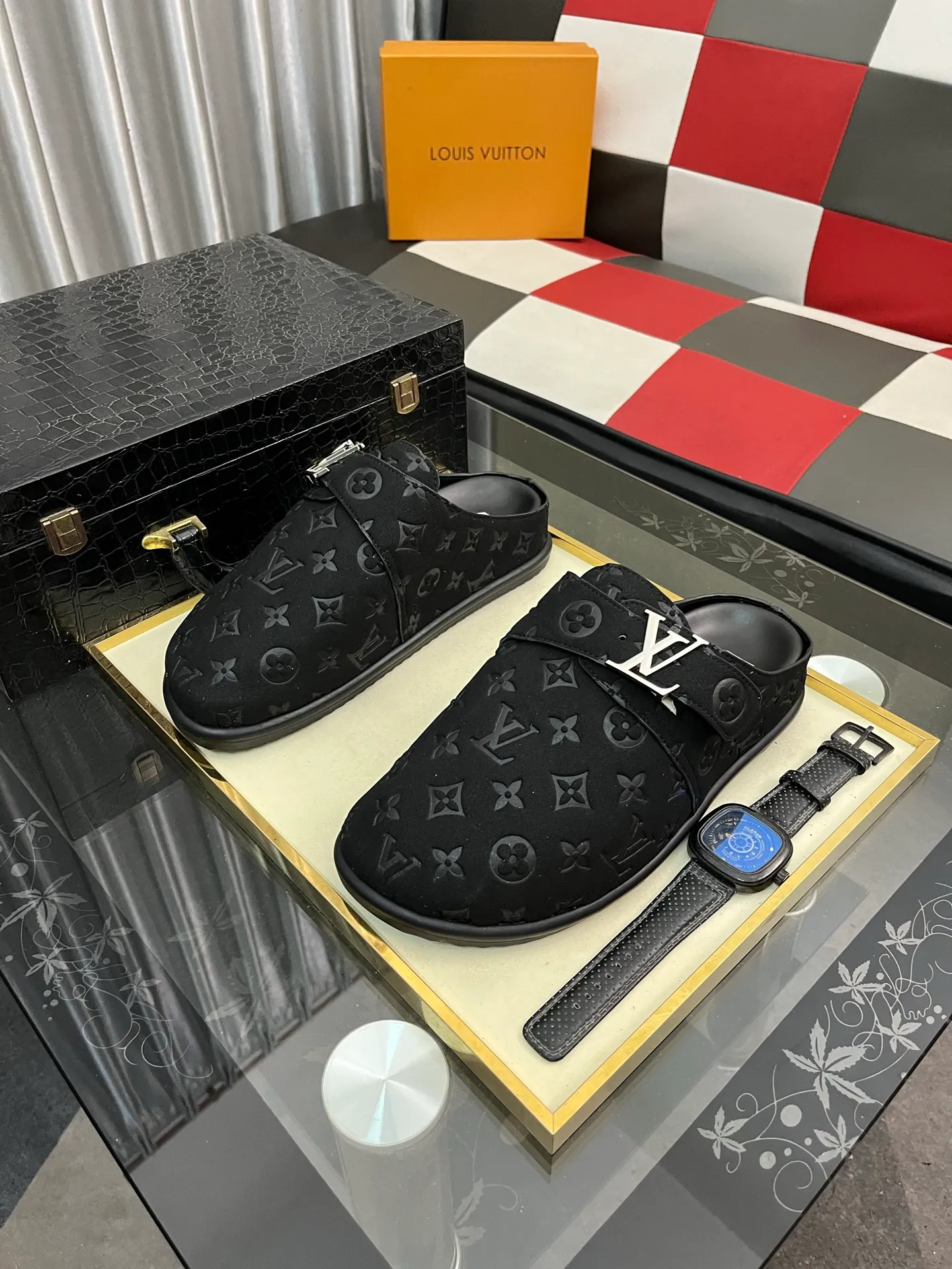 Men's shoes 💰380⌚️⌚️2025 new men's casual sandals and slippers, made of suede cow leather, with Monogram pattern to highlight the trendy style. Adjustable straps illuminated with LV letters, while a resilient insole and micro outsole provide lightweight comfort. Made of suede cow leather with embossed Monogram pattern and brand element metal hardware✅Adjustable straps➕Tough insole‼ ️Micro outsole. Comfortable and easy to wear‼ ️size: 38-446️⃣Colors available